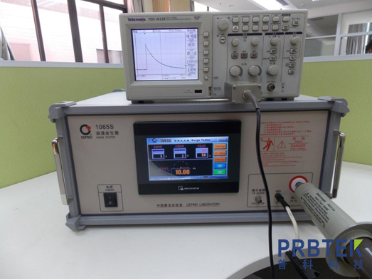 示波器测冲击电流:衰减设置的核心逻辑与实操指南(图1) 用P6015A探头校准电浪涌发生器.jpg